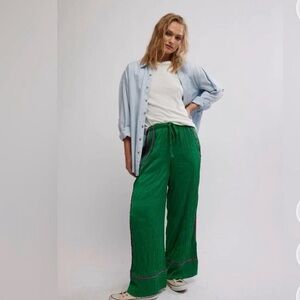 Free People 😻 Green Satin Plisse Pant